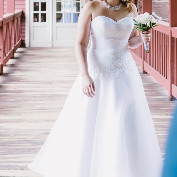 Wedding Dress only worn once !!!! Dress is long with a train!!! - Picture 6 of 9